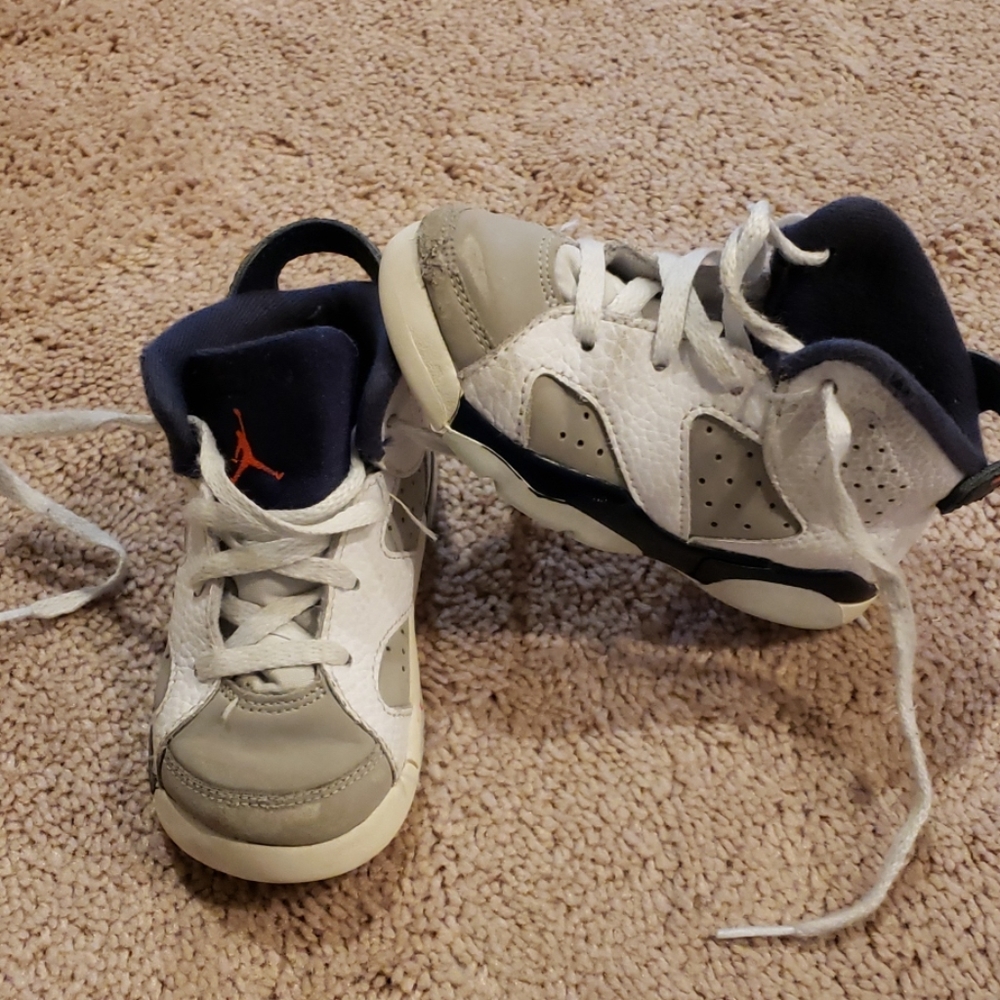 Kids air jordan size 8c